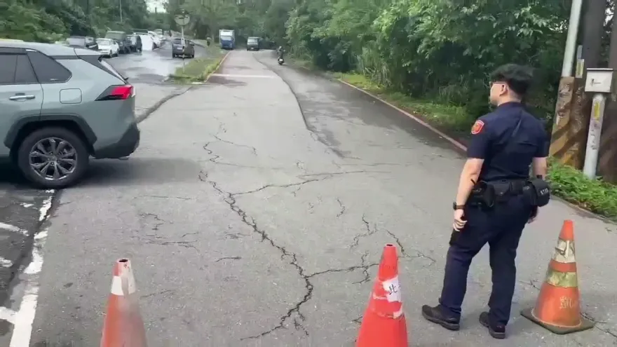 影/雨彈狂轟！汐止伯爵山莊驚見路裂傾斜　雙向封閉管制