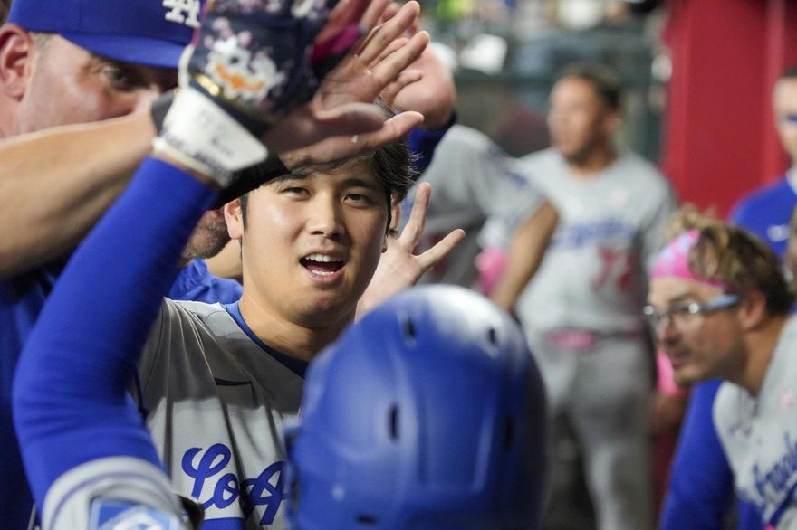MLB/母親節曬一家三口甜蜜照！大谷翔平拎粉紅棒敲2安打