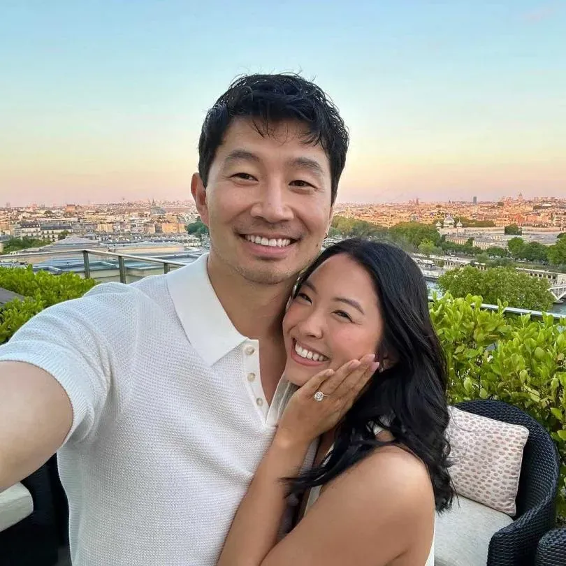 《尚氣》劉思慕求婚成功！台裔女友曬「超大鴿子蛋」放閃