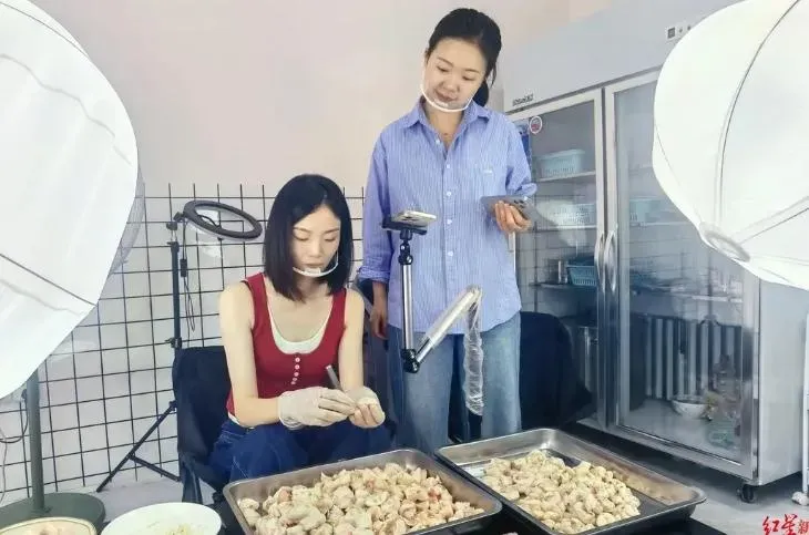 很紓壓？陸小吃店闆娘直播「拔雞屁股毛」　吸引上萬人觀看
