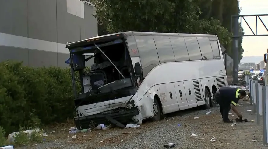 美重大車禍！休旅車拋錨竟遭遊覽車追撞當場起火　1死32傷