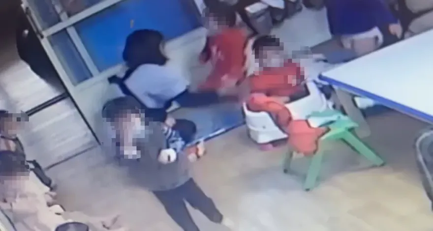 可惡！台中私托爆虐童「女教保員換尿布強拉」　幼童倒頭栽重摔