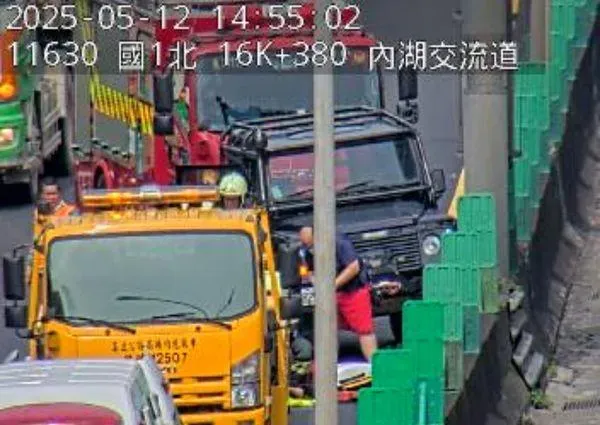 國1內湖交流道自撞護欄　大G駕駛命危搶救中