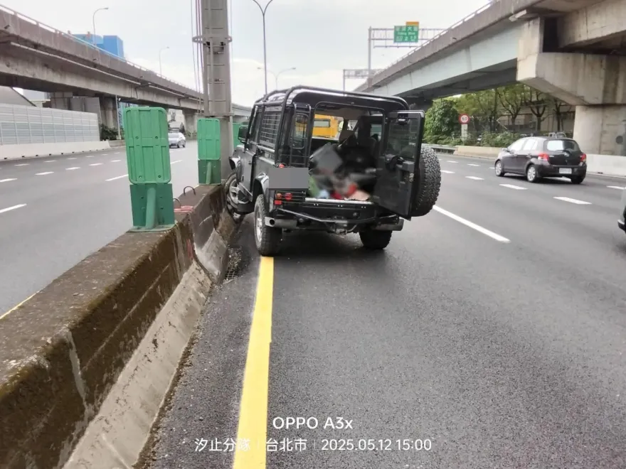 影/國1豪華休旅車駕駛疑發病！　連跨4車道撞護欄百米亡