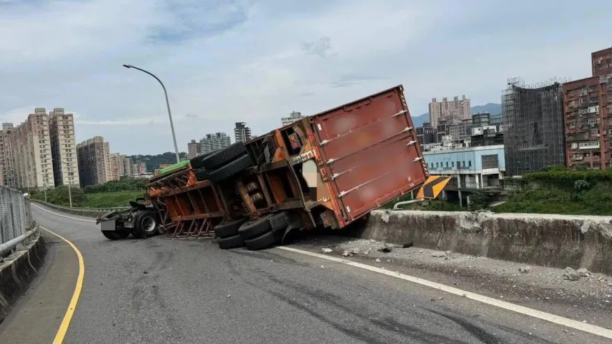 影/國1半小時2自撞　內湖男命危、汐止匝道貨櫃車翻覆懸空