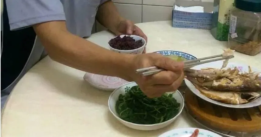 魚刺卡喉吞飯喝醋！29歲男隔天竟「吐血身亡」　醫曝正確處理法