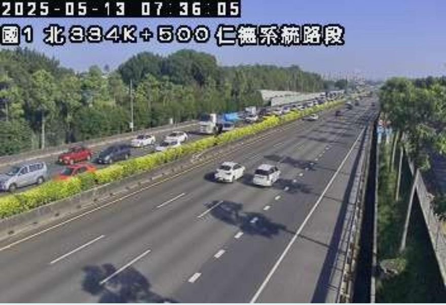 國1南向仁德段又出事！4車追撞紫爆、傷亡不明