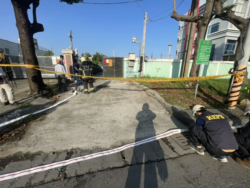 影/仁武街頭突飄「濃厚異味」！警消驚見「瓦斯表頭洩漏」