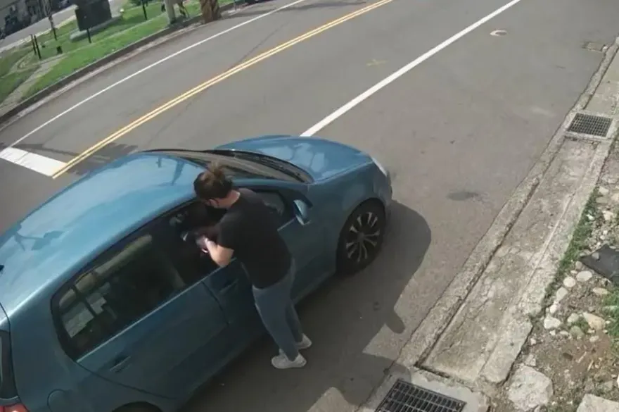 影/短髮女駕車「假錢換真鈔」！新竹多店遭騙　警追查中