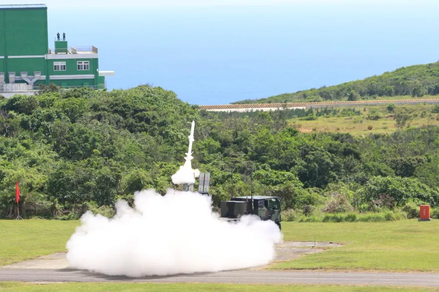 九鵬基地直擊　陸軍自製陸射劍二型飛彈首度公開發射
