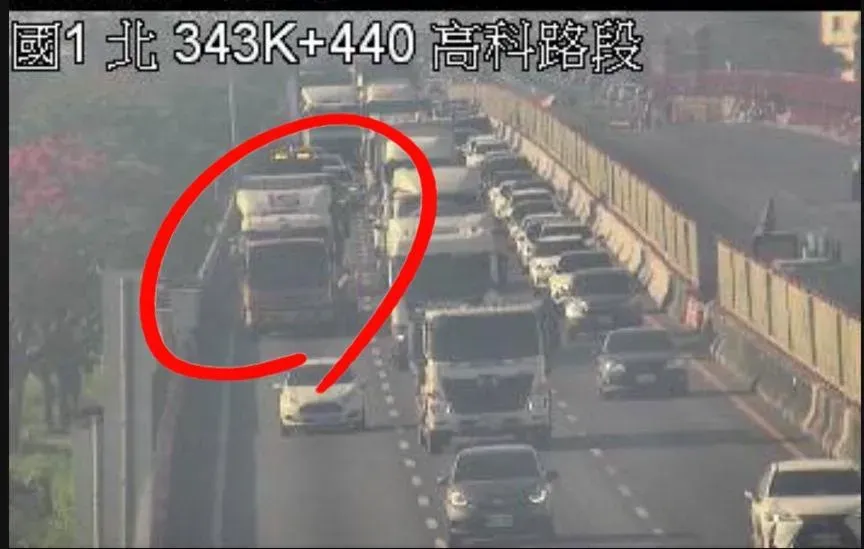 國1北向高科段「大貨車拋錨」！塞爆回堵10k上班請注意