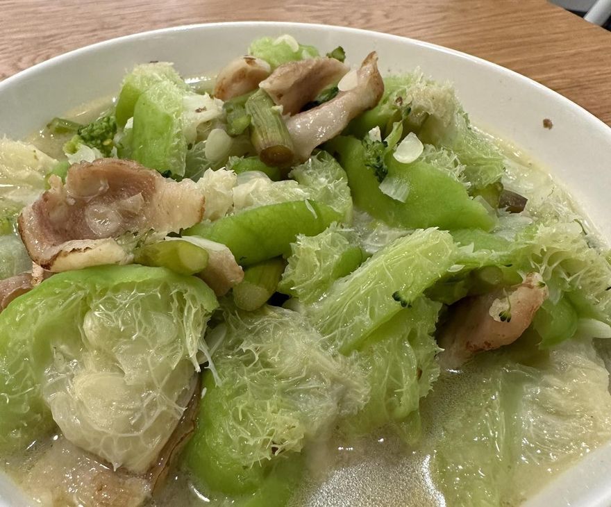 絲瓜買一送一驚見「超粗纖維」　網笑：根本買到菜瓜布