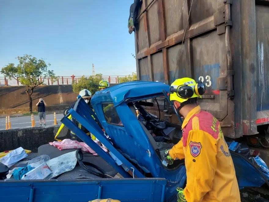 影/台中貨車駕駛「變形身亡」最新！晨運男驚恐直擊