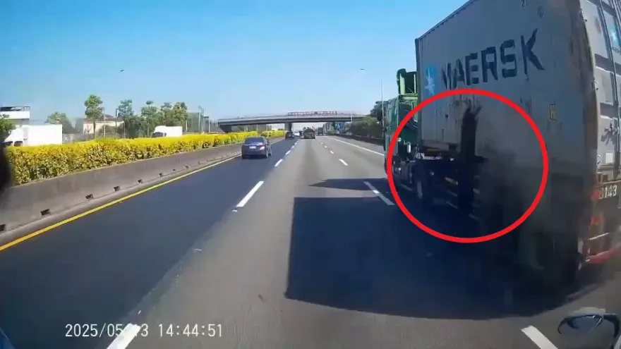 影/國道血滴子！中山高仁德段貨櫃車突爆胎　胎皮噴過來