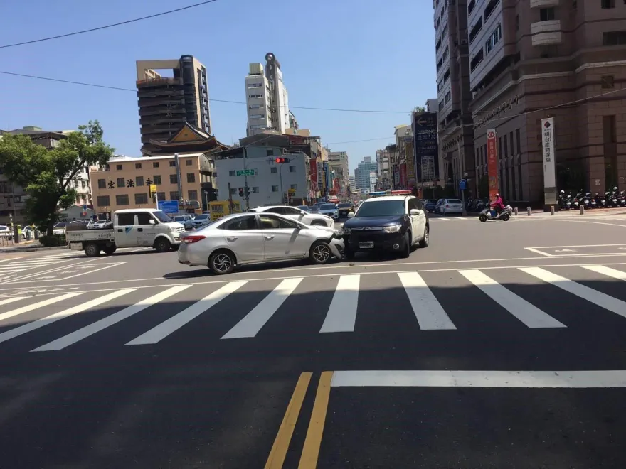 影/才處理完車禍又出事　高雄警遭逆向車撞擊車頭凹毀