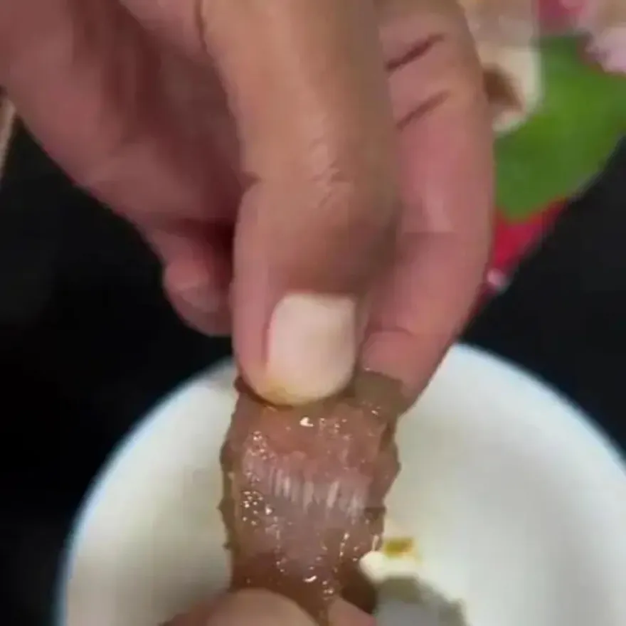 影/餵孩吃粽咬出「帶血OK繃」　陸母崩潰：比吃到蒼蠅噁心