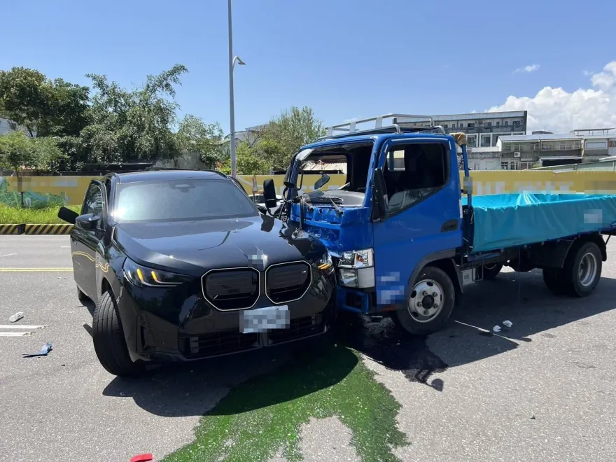 影/慘了！羅東300萬新車交付前被撞　車身毀、4傷送醫