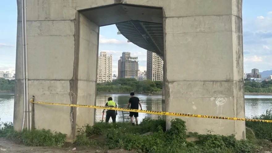新北新月橋下驚見女子飄河面　警消打撈上岸已明顯死亡