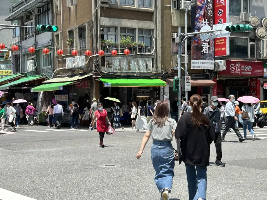 中部以北、宜花及山區防午後雷陣雨　東南部恐颳焚風飆36度