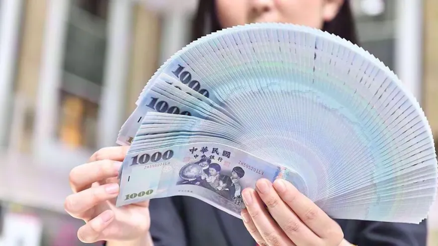 政府發錢啦！一早「近10萬入帳」　月底前還有16津貼可領