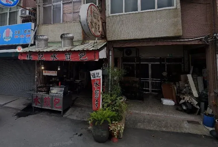 猛男店員爆紅！台南安平水煎包見蟑螂腳　衛生局要查了