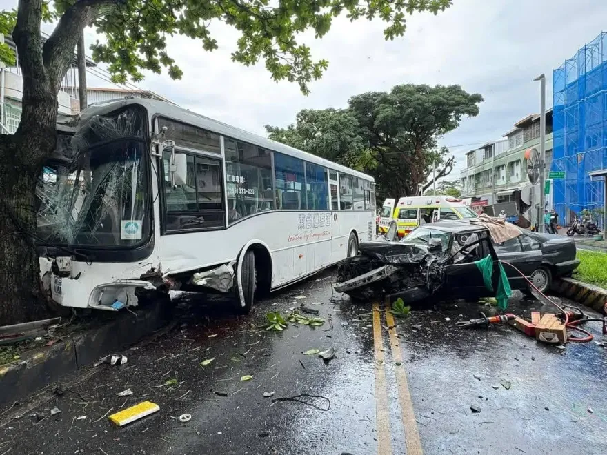 影/台東綠色隧道重大車禍！「轎車逆撞公車」3傷1命危