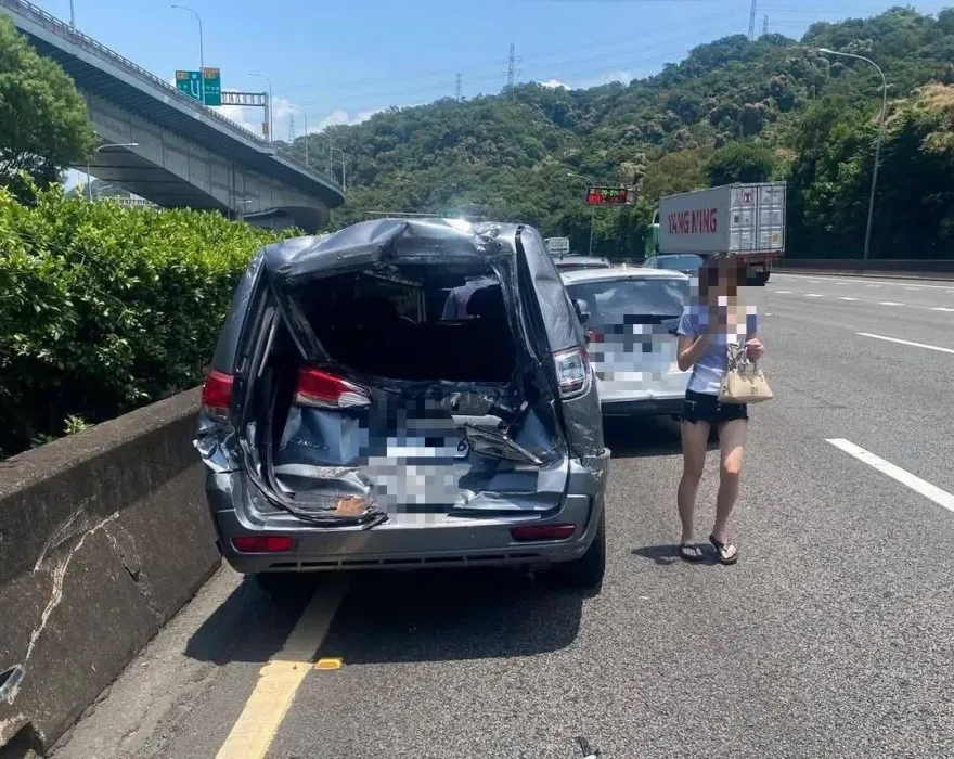 國1北向泰山段「5車追撞、車尾全毀」　傷亡不明釀紫爆