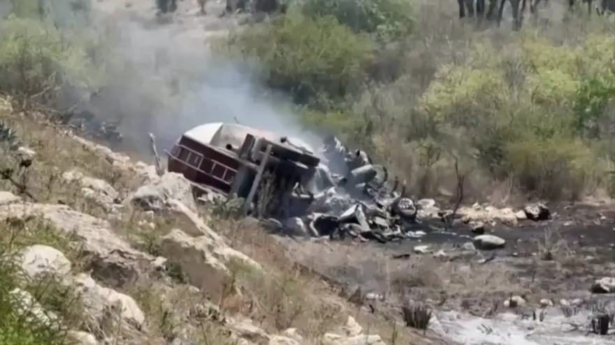 影/墨國21死車禍！卡車逆向撞巴士波及廂型車　失控墜谷起火