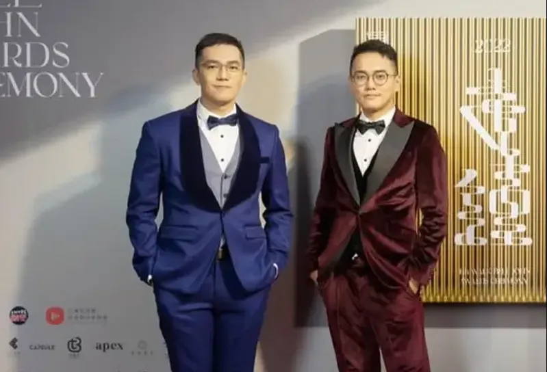 愛情長跑13年！百萬YTR阿啾「直播掏戒指」求婚學長　粉看哭：終於公開