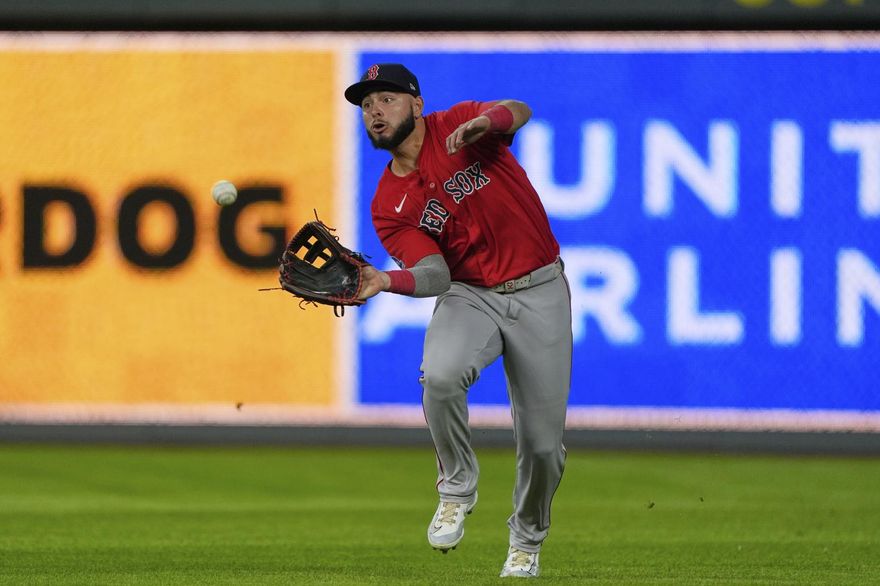 MLB/罕見神守備！紅襪外野手「空中接力」沒收老虎全壘打