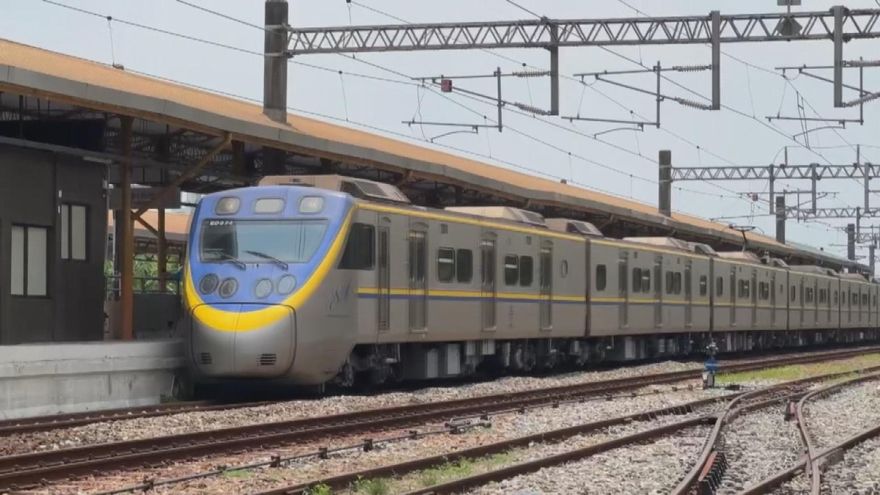 台鐵香山=新竹「行人闖軌道」被區間車撞　8列車延誤