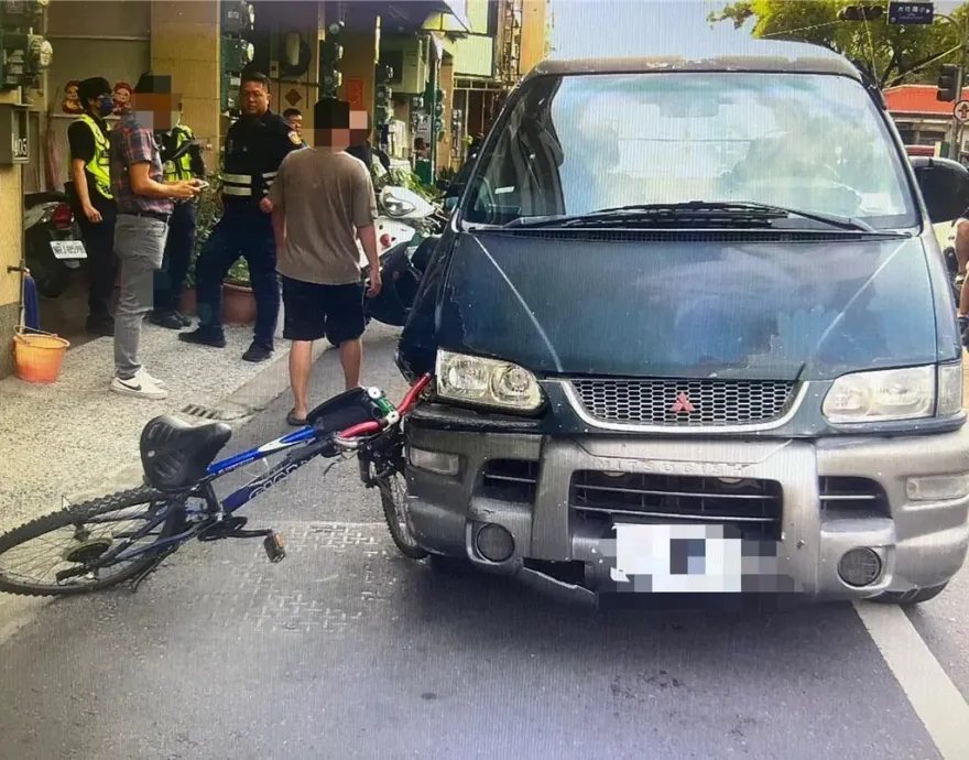 酒駕vs腳踏車違規轉彎！　駕駛擦撞小六生「他手指斷了」