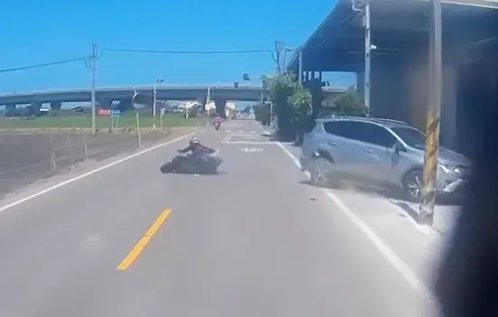 彰化福興鄉機車與自小客車碰撞　騎士受傷送醫