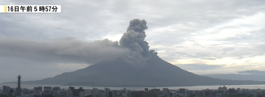 影/日櫻島火山噴發！濃煙竄3千公尺　超30航班取消