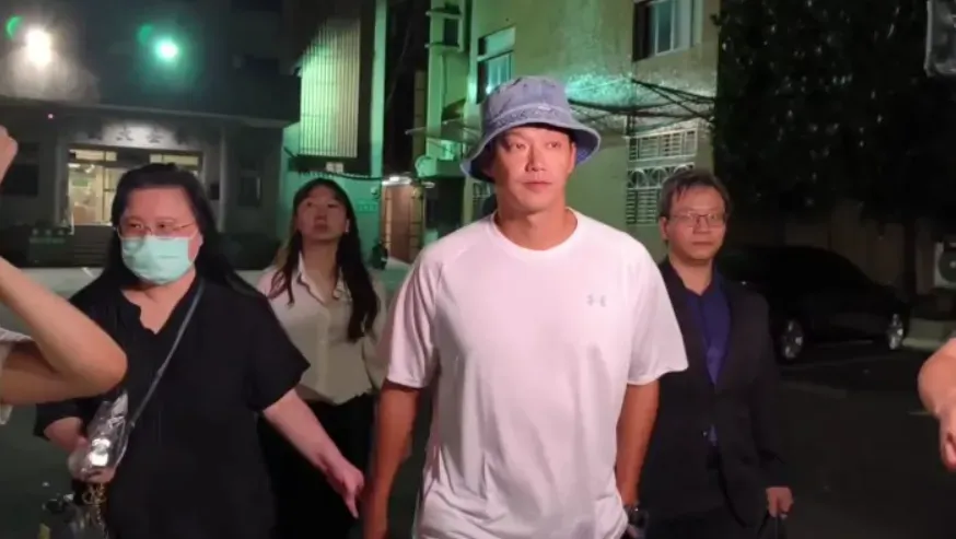 威廉閃兵重創事業！3節目主持全喊停 　搭檔許效舜發聲