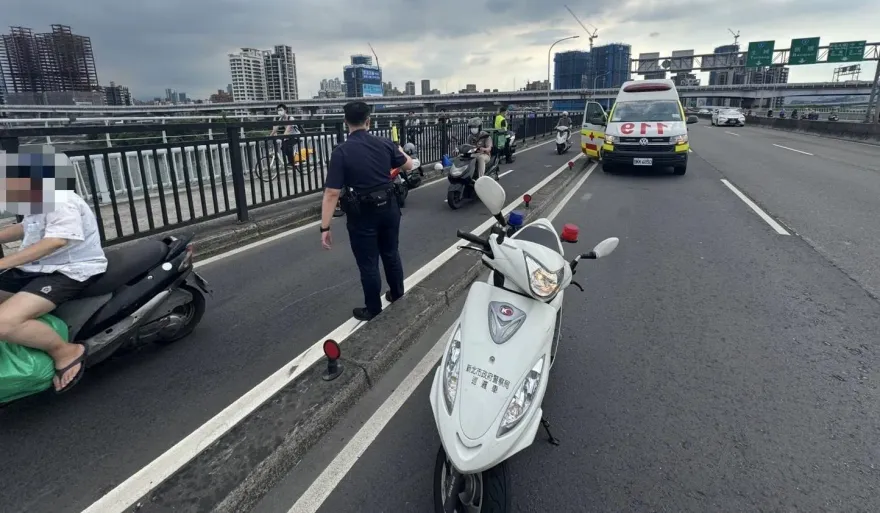新北華江橋連環車禍　4機車追撞2人慘摔受傷送醫