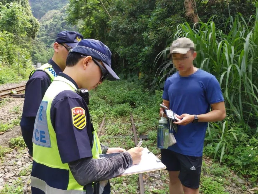 影/5個月11人！阿里山林鐵又見遊客闖軌道　最高可罰5萬