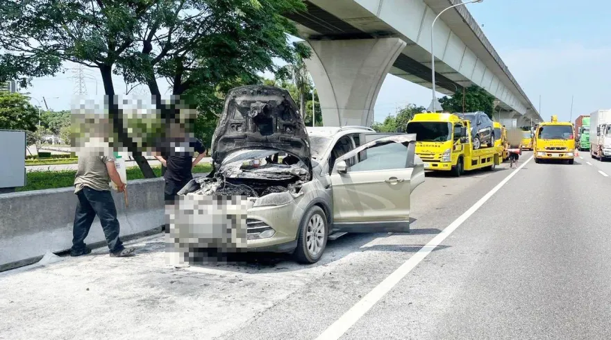 國1五楊高架爆故障車拖吊自燃！回堵3公里　幸無傷亡