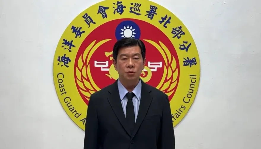影/陸籍父子搭橡皮艇桃園搶灘上岸　喊「投奔自由」向海巡自首