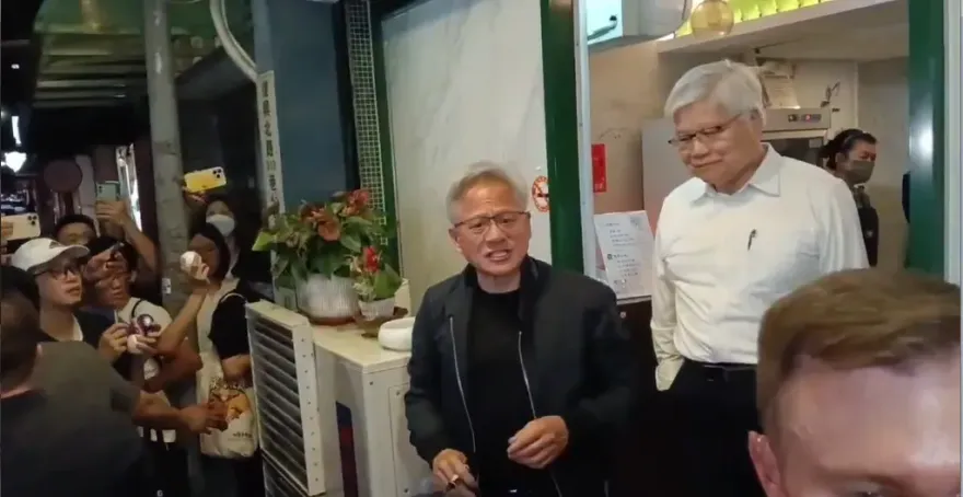 黃仁勳夜宴魏哲家！大讚「美好的夜晚」一出餐廳秒被包圍影片曝