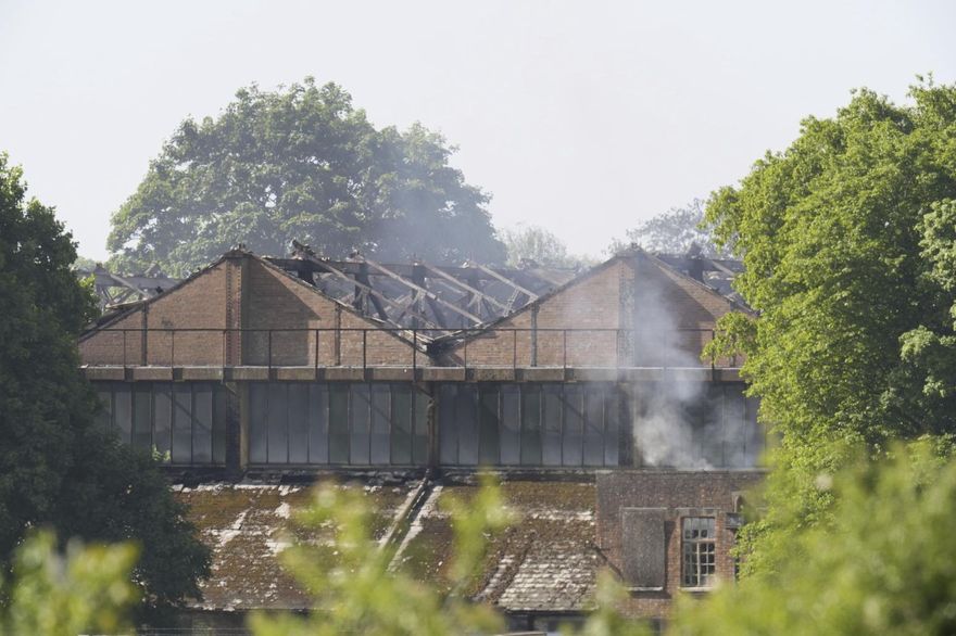 影/英前皇家空軍基地奪命大火！2消防員不幸殉職　英相發文哀悼