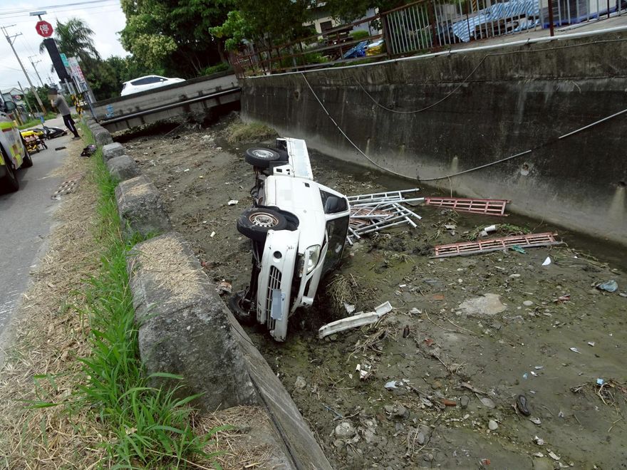 影/大雅小貨車與機車相撞！摔落水溝翻覆　2駕駛受傷