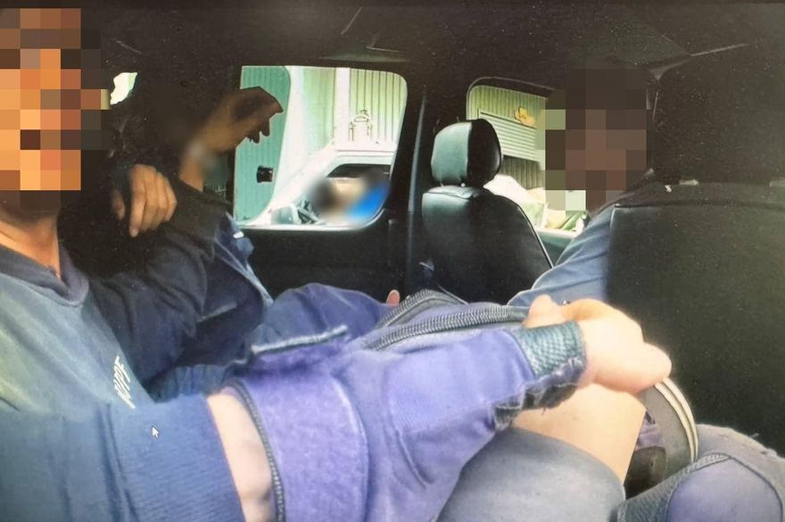 影/警民合作！台中廂型車載7越南移工違規　全數集體落網