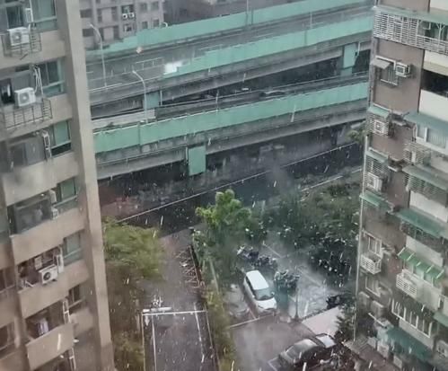 熱浪中驚喜！北市多地突砸下冰雹　民眾：「好像從天上洩洪」
