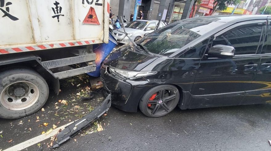 影/新北蘆洲休旅車連撞2車　2人受傷送醫