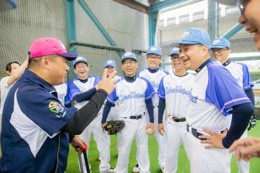 影/新北隊慢壘集訓備戰世壯運　地政局長慘遭球K頭