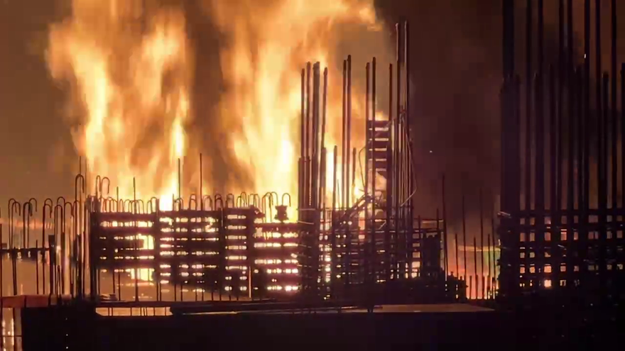影/台中新建案工地突燃！變「火焰地獄」　驚悚畫面直擊