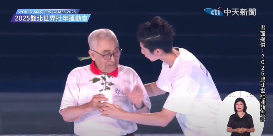 遞樹苗給104歲林友茂！林郁婷暖心「有事要叫我喔」　全網讚爆