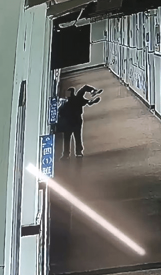 影/拳頭硬了！浙江男師毆打學童「抱窗外嚇唬」下場GG