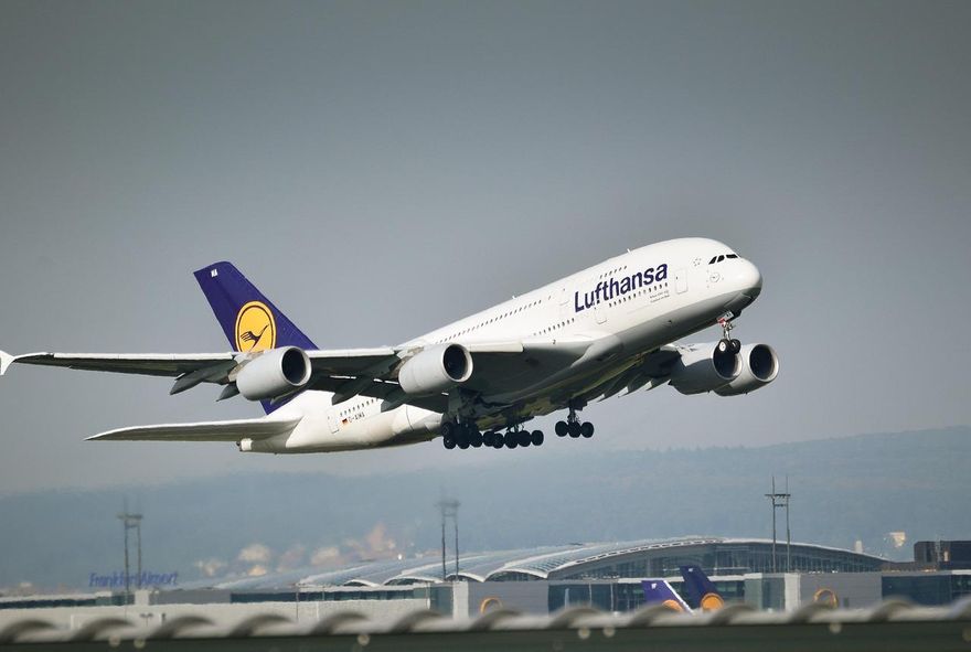 機長上廁所副機師昏倒...漢莎航空客機空中飛10分鐘無人操作